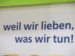 Biofach: Schild "Weil wir lieben, was wir tun"