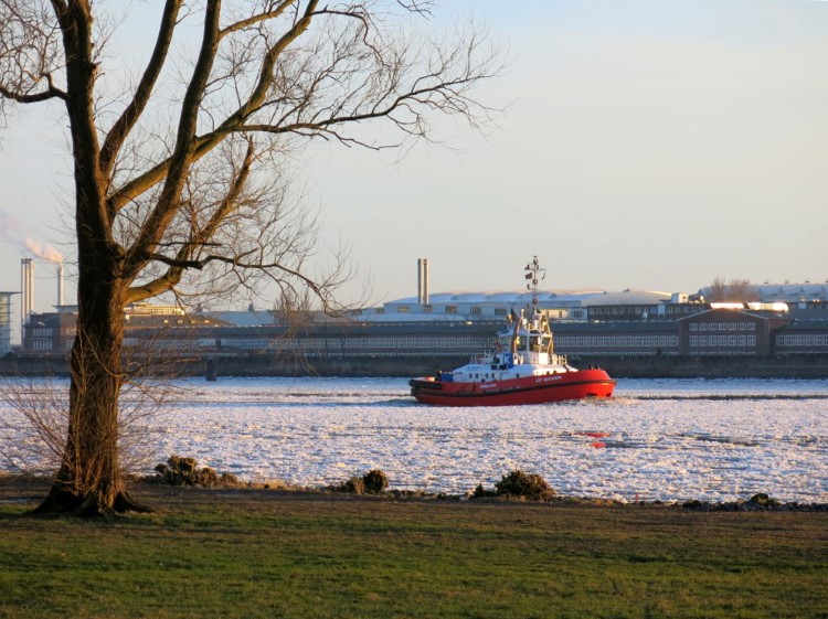 Textfluss: Schlepper auf der Elbe